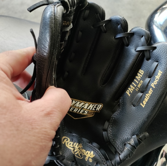 Rawlings 11" baseball glove goes on left hand for right hand thrower - Picture 3 of 3